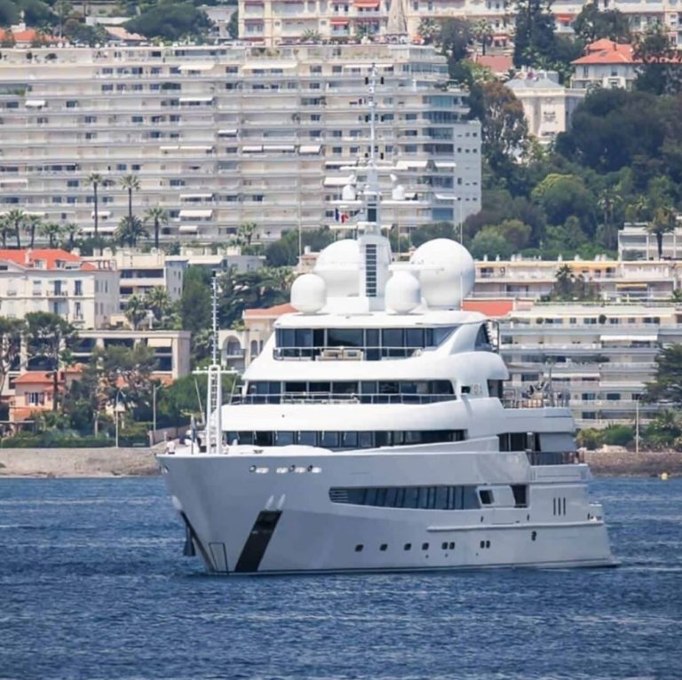 yacht naia front image 1