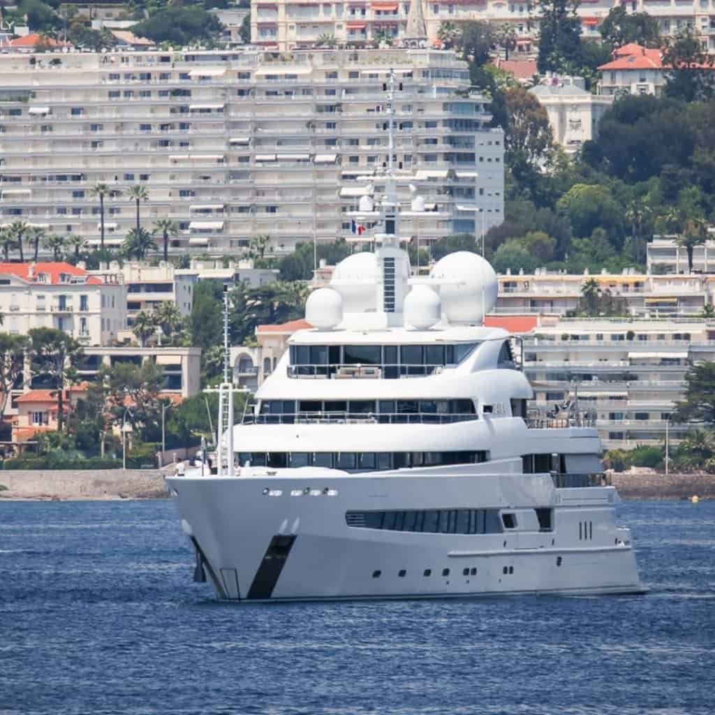 yacht naia front image
