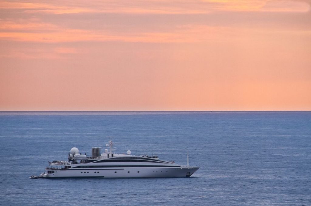 elegant 007 yacht